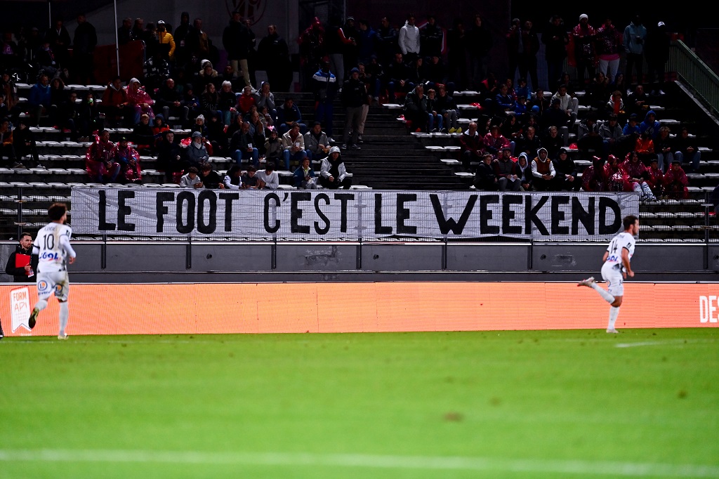 « Le foot, c’est le week-end » : 74 députés et sénateurs demandent la reprogrammation des matchs de Ligue 2