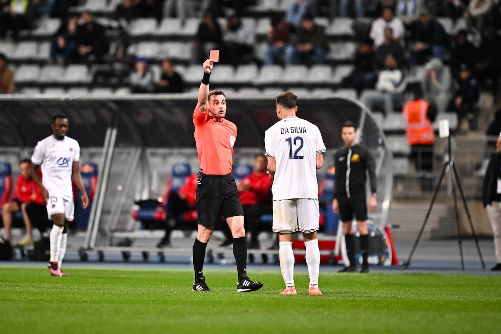 Guillaume PARADIS referee , Damien Da SILVA of Clermont during the Ligue 2 BKT match between Paris FC and Clermont on April 4, 2025 at Stade Charlety in Paris, France. (Photo by Anthony Bibard/FEP/Icon Sport) - Photo by Icon Sport