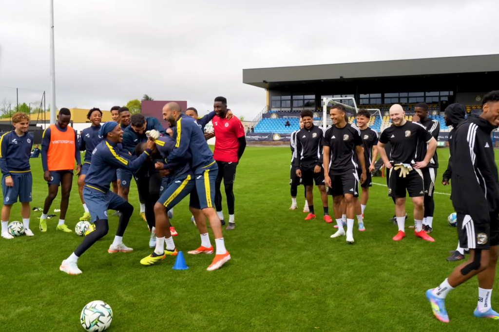 VIDÉO – Le Pau FC (Ligue 2) vient en aide à une équipe de la Kings League !