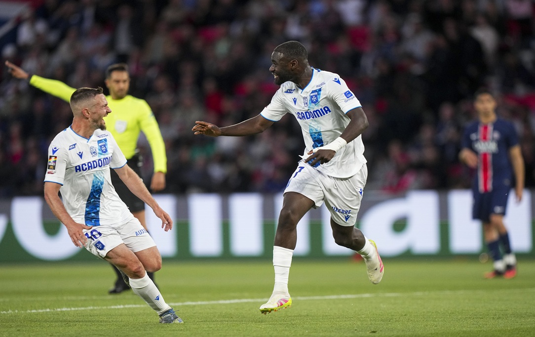 Lassine SINAYOKO of Auxerre celebrates his goal with Gaetan PERRIN of AJ Auxerre during the Ligue 1 McDonald's match between Paris Saint-Germain and Auxerre on May 17, 2025 in Paris, France. (Photo by Hugo Pfeiffer/Icon Sport) - Photo by Icon Sport